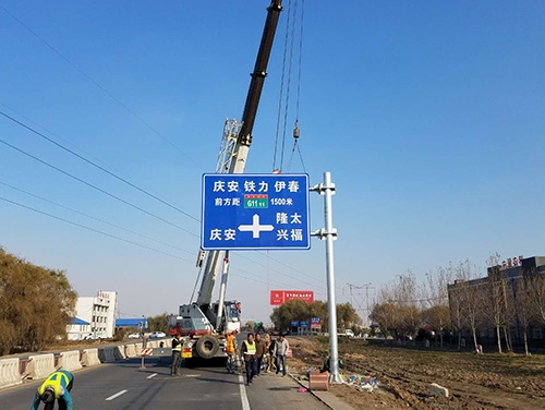 乌鲁木齐乌鲁木齐道路护栏网网片该如何进行正确的选购呢？